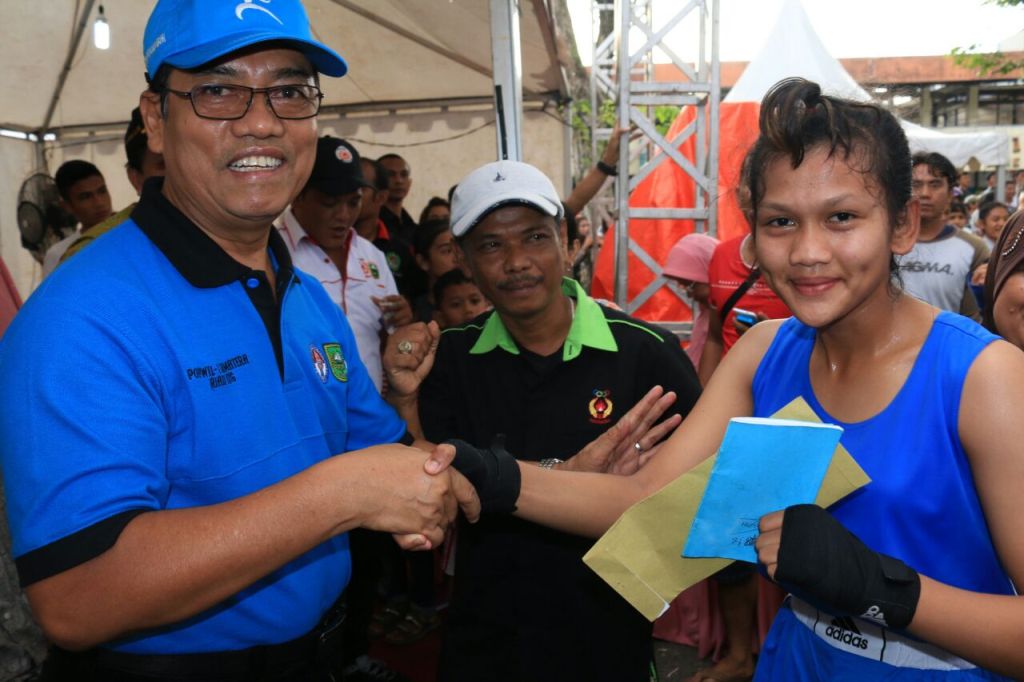 Petinju putri Payakumbuh, Aisyah Zahra, menerima bonus spontan dari Plt. Walikota H. Priadi Syukur, setelah merebut emas kelas  48 Kg putri.